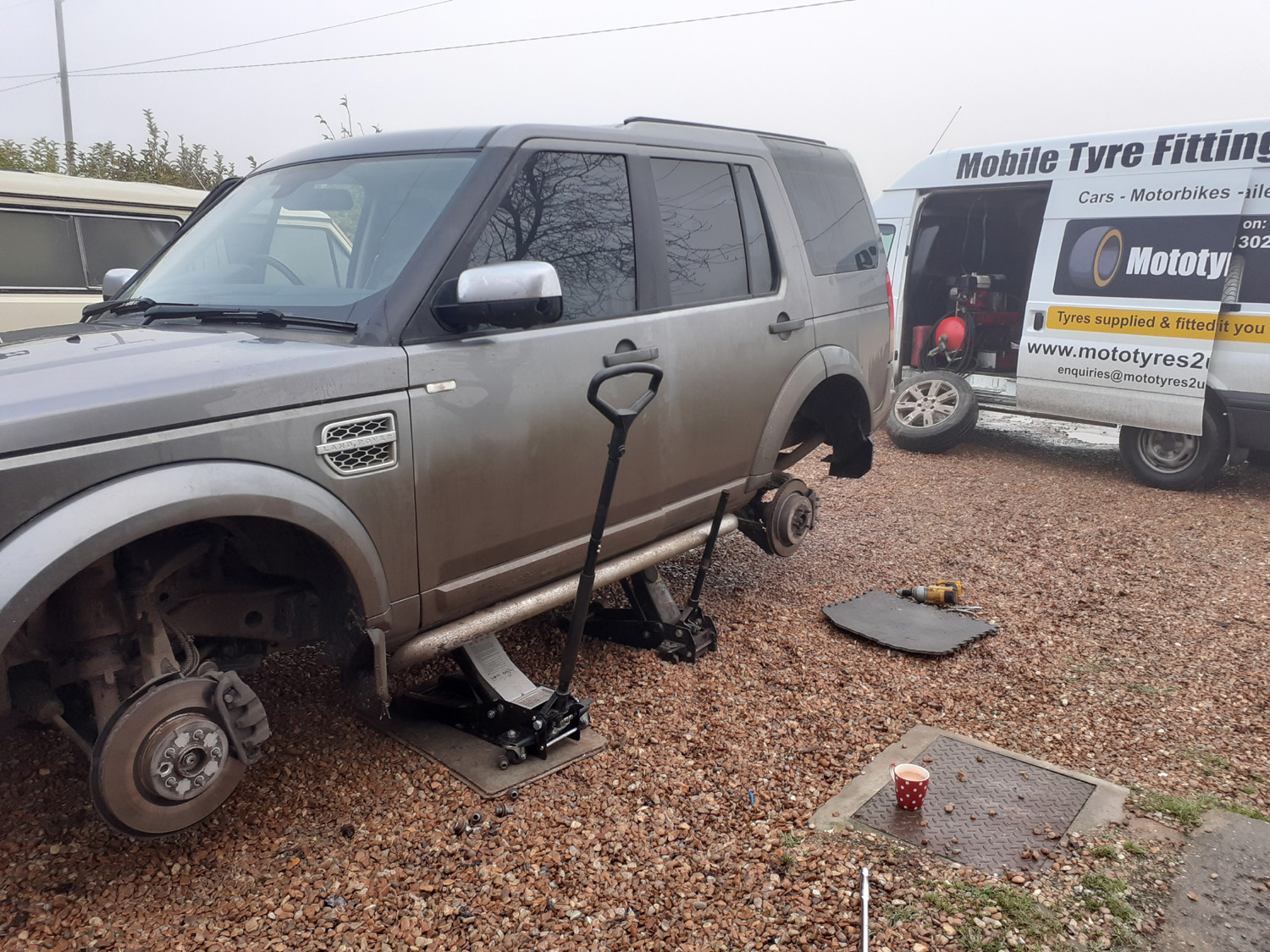 Mototyres 2 u Mobile Tyre fitting Lincolnshire Holbeach Tyres Land Rover Discovery 4x4 new tyres